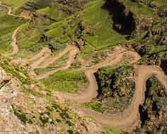 The very popular Sani Pass snakes its way up the southern Drakensberg Mountains. Please note that you need a 4x4 vehicle or similar and some experience to tackle the pass. Alternatively use a specialised operator.
