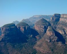 The Three Rondavels, Mapjaneng and other peaks rising high above the Blyde River Canyon below.